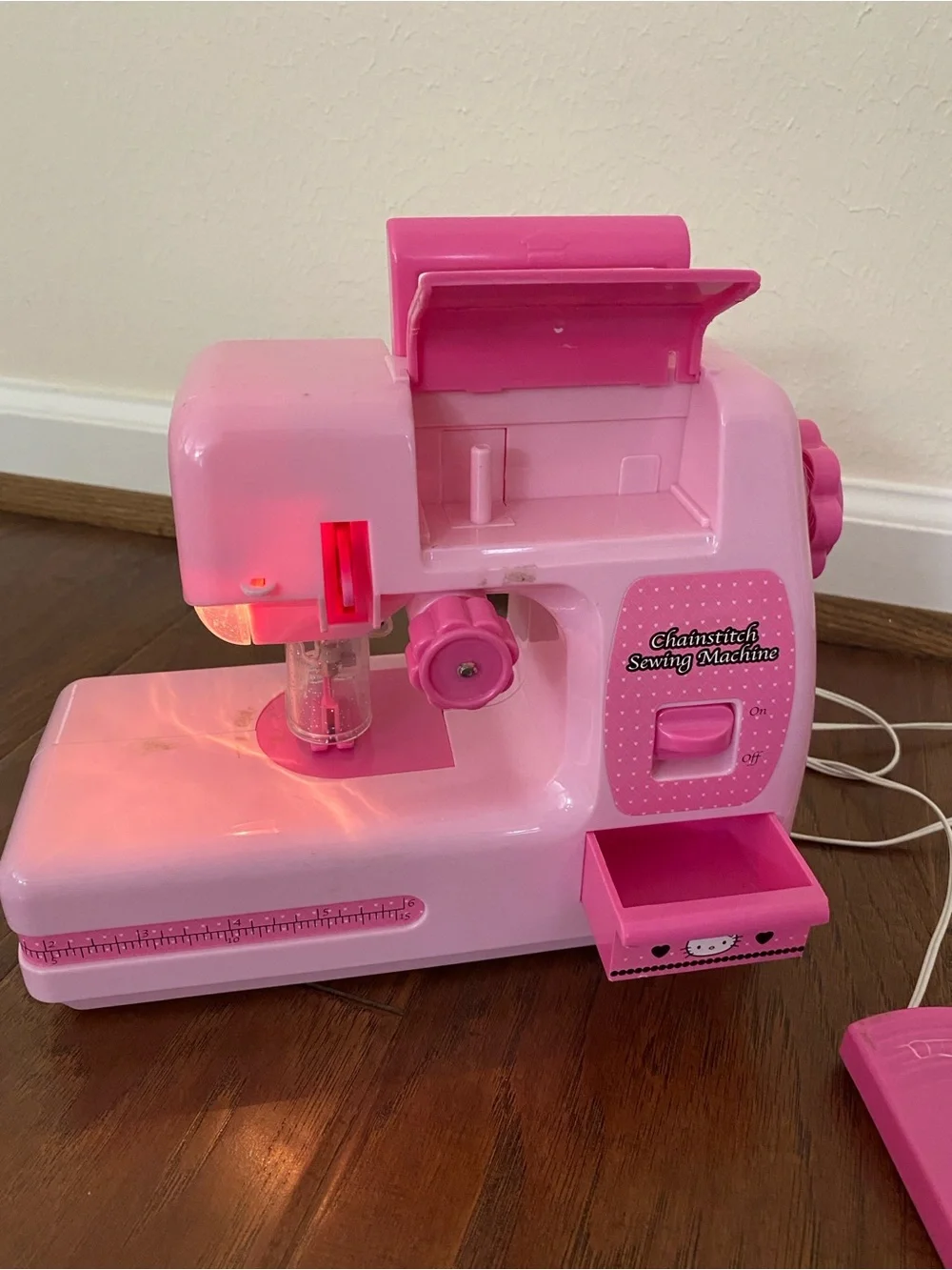 Vintage Sanrio 2011 Hello Kitty Chainstitch Sewing Machine With Foot Pedal